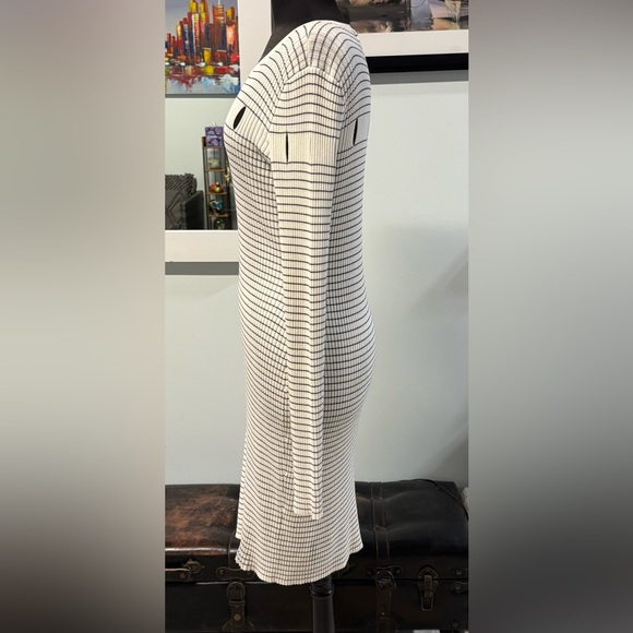 ❤️Guess Mia Keyhole Long-sleeve Dress- Sz Large - Picture 3 of 6